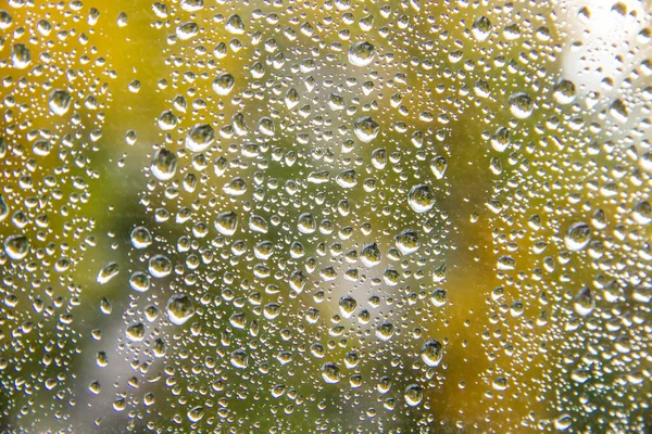 大雨过后,秋天的窗上落下了雨滴. 阳光灿烂的日子 — 图库照片