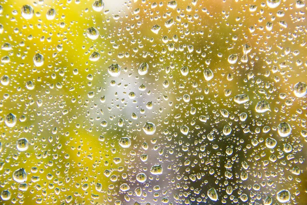 Cadute di pioggia sulla finestra autunnale dopo una forte pioggia. Giornata di sole — Foto Stock