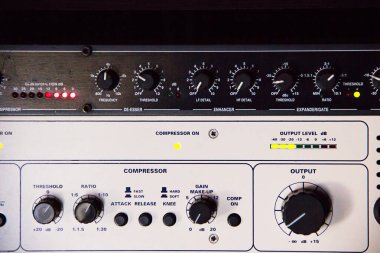 Kayıt stüdyosunda bir sürü ses kompresörü..