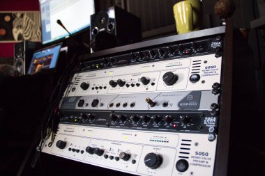 Ufa, Rusya - 05 Ekim 2019: Kayıt stüdyosundaki ses sıkıştırıcıları.