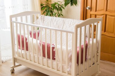Beyaz ve Burgundy renkli bağcıklı bebek yatağı yastıkları