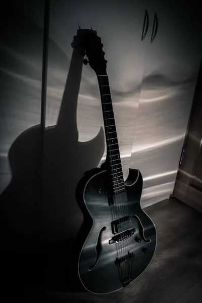 Delikli Kara Caz gitarı. Oyuk çelik telli akustik ya da yarı akustik
