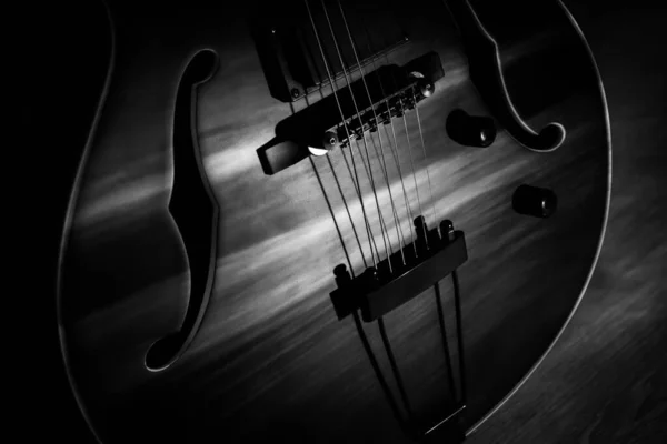 ブラック・ジャズ・アーチトップ・ギター。中空鋼弦音響または半音響 — ストック写真