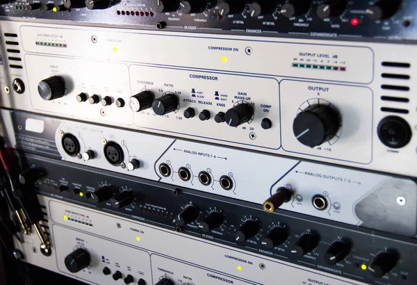 Een rek met audio compressoren in een opnamestudio. — Stockfoto