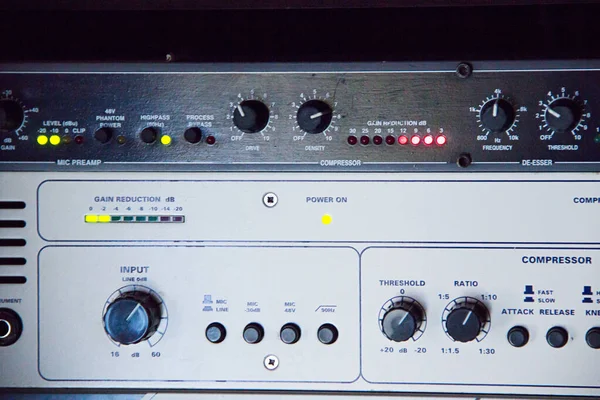 Stojan s audio kompresory v nahrávacím studiu. — Stock fotografie