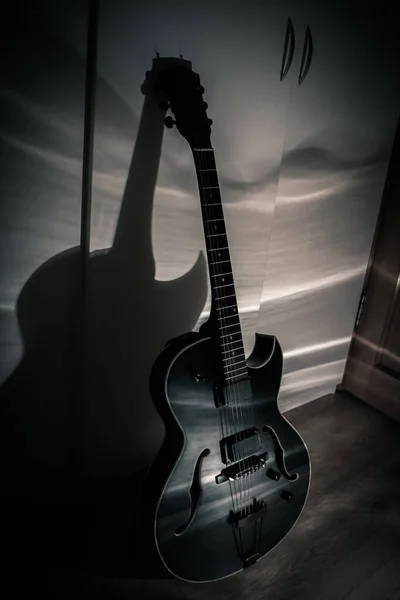 Μαύρη κιθάρα της τζαζ με τρύπες. κοίλη χαλύβδινη χορδή ακουστική ή ημιακουστική — Φωτογραφία Αρχείου