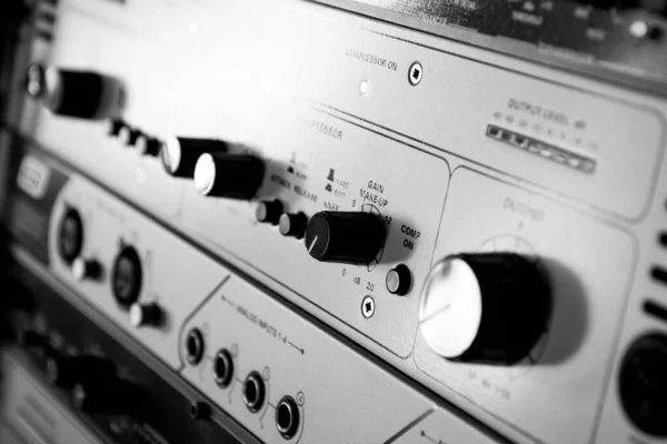 Ein Regal mit Audio-Kompressoren in einem Tonstudio. — Stockfoto
