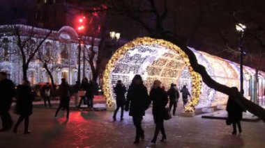 Moskova, Rusya - 21 Aralık 2017: İnsanlar ve turistler Yeni Yıl ve Noel tatilleri için dekore edilmiş Tverskaya caddesi boyunca yürüyorlar. Festival Noel ışığı.