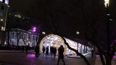 Moskova, Rusya - 21 Aralık 2017: İnsanlar ve turistler Yeni Yıl ve Noel tatilleri için dekore edilmiş Tverskaya caddesi boyunca yürüyorlar. Festival Noel ışığı.