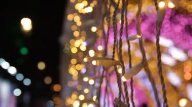 Tüneldeki renkli ampulleri kapatın. Noel sokak süslemeleri, şehirde yeni yıl hazırlıkları. Soyut bulanık arkaplan.