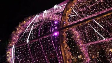 Moskova, Rusya - 21 Aralık 2017: İnsanlar renkli ışık tünellerinde fotoğraf çekiyor. Sokaklar yılbaşı ve Noel tatili için süslenmiş. Kış gecesi şehirde dekorasyon ve aydınlanma.