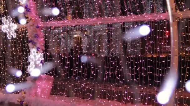 光隧道中的彩色灯泡 圣诞街道装饰 新年准备在城市 模糊的背景摘要 — 图库视频影像