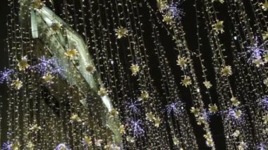 Magick akşamları Moskova 'nın merkezinde Noel tatili için çelenk yakıyor. Alt manzara. Yürüyen insanlar