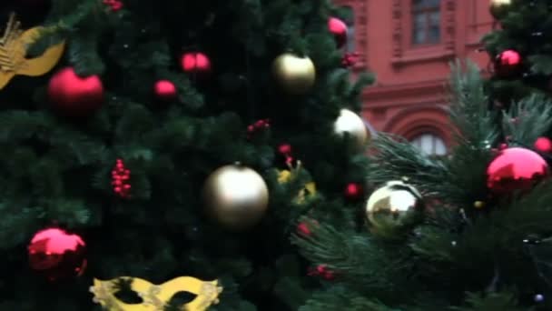 俄罗斯莫斯科 2017年12月21日 红场圣诞市场博览会 许多装饰的圣诞树与闪亮的球和圆锥 — 图库视频影像