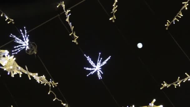 Utca Díszített Karácsonyi Újévi Ünnepség Alsó Nézet Dekoratív Csillogó Fényfüzér — Stock videók