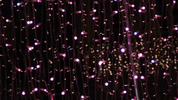 Закрыть Цветные Лампочки Светлом Туннеле Рождественские Уличные Украшения Подготовка Новому — стоковое видео