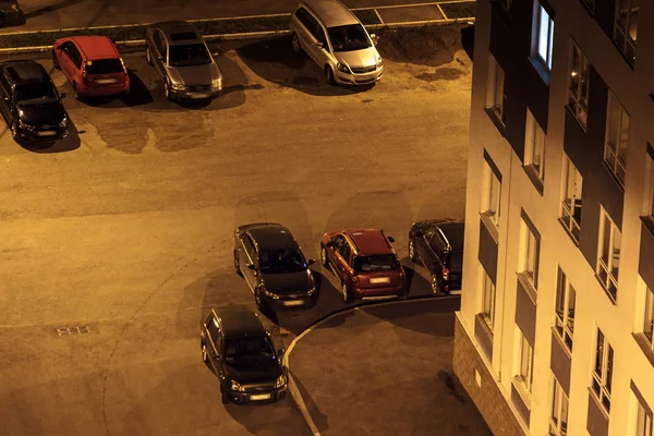 Χώρος στάθμευσης αυτοκινήτων τη νύχτα σε μια σκοτεινή αυλή στο residental aeria σε μια γωνία ενός κτιρίου — Φωτογραφία Αρχείου