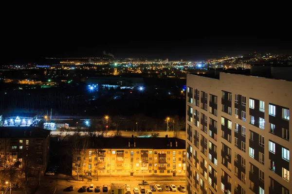 Wieczorny widok na wieżowiec nowoczesny budynek z migoczącym wiatrem — Zdjęcie stockowe