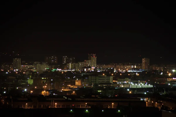 Nocna panorama miasta 4k. Ruch na skrzyżowaniu. Światła migoczą w oknach. — Zdjęcie stockowe