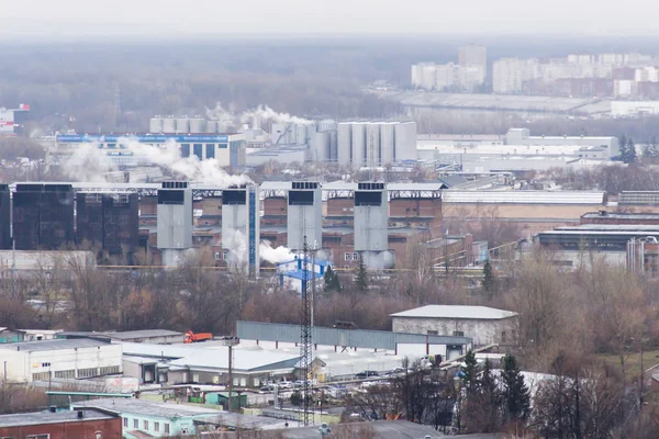 Hösten regnig dag skott av en industriell — Stockfoto