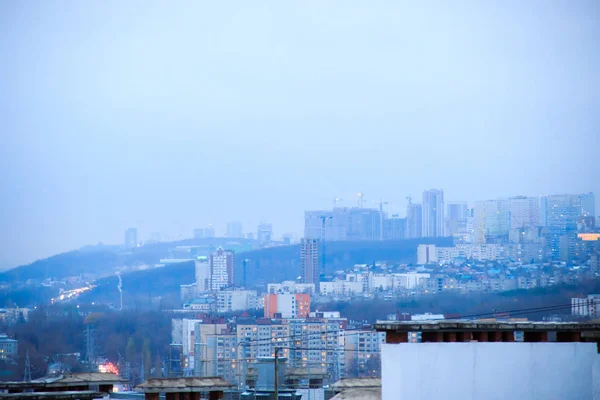 Bewolkt en mistig. Bouwkranen op nieuwe woonwijken. B — Stockfoto