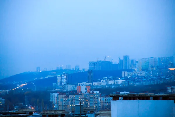 Bewolkt en mistig. Bouwkranen op nieuwe woonwijken. B — Stockfoto