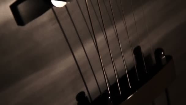 Schwarze Jazz Archtop Gitarre Mit Löchern Nahaufnahme Hohle Stahlbesaitete Akustische — Stockvideo