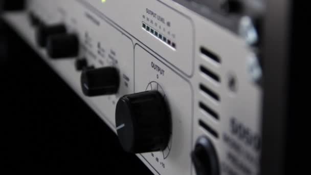 录音室中的一组音频压缩机和声音增强器的其他部件的机架 信号和音阶指示器在闪烁 在专业的录音室里做音乐 — 图库视频影像