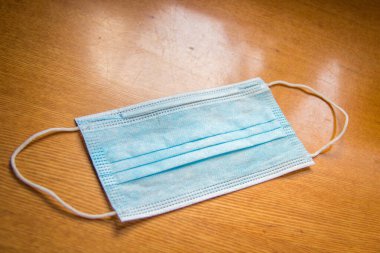 Ahşap arka planda koruyucu yüz maskesi, tıbbi konsept