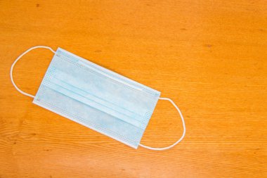 Ahşap arka planda koruyucu yüz maskesi, tıbbi konsept