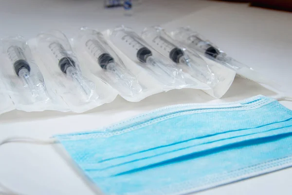 흰 귀줄 이 있는 의료용 마스크. 의료 도구 전문화 된 의료 도구들. 일 회용 주사기 — 스톡 사진