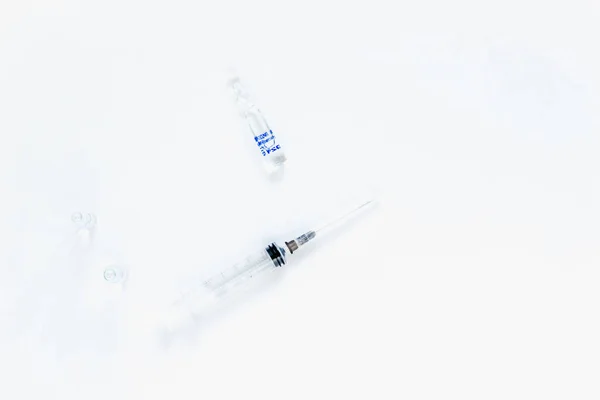 Медицинские инструменты для медицинских работников. Одноразовый шприц на белом фоне — стоковое фото