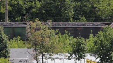 Yük treni kömür taşır şehir ortamında iki taraflı demiryolu ile elektrikli bir lokomotif. Gökyüzü yakın görünümü