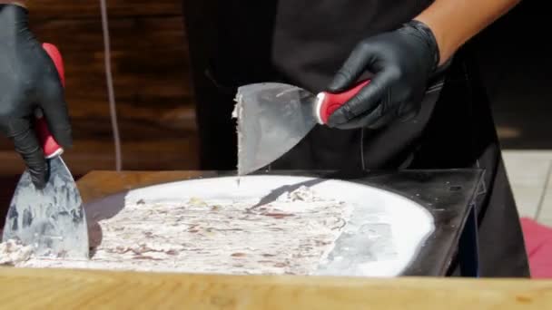 夏の健康的なデザート 有機ビーガンアイスクリーム ナチュラルフルーツからタイのアイスクリームを作る男の手 タイのアイスクリームストリートフード市場を作る — ストック動画