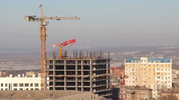 Șantier Construcții Macarale Timp Iarnă Țevi Fabrică Deal Înzăpezit Râu — Videoclip de stoc
