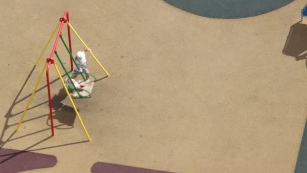 Obere Luftaufnahme Des Spielplatzes Sommertag Ein Unkenntliches Kleines Mädchen Spielt — Stockvideo