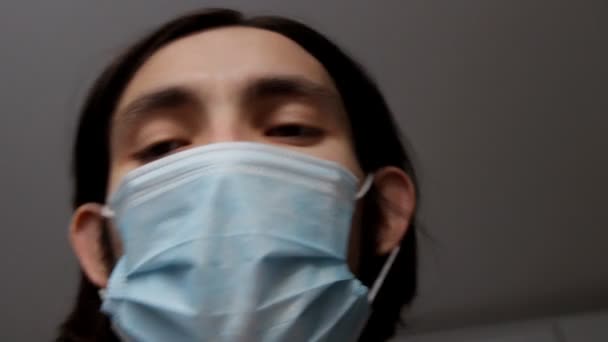 Uomo Con Una Maschera Chirurgica Parla Guardando Direttamente Telecamera Con — Video Stock