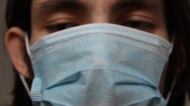 Mann Mit Chirurgischer Gesichtsmaske Die Die Untere Gesichtshälfte Bedeckt Steht — Stockvideo