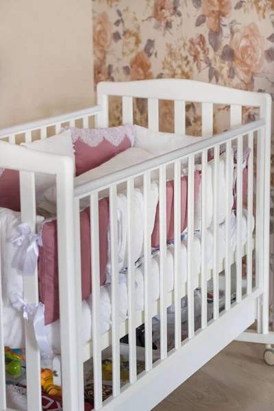Дитяче Ліжко Білими Бордовими Подушками Мереживом Ліжко Колесах Спальні Пастельними — стокове фото