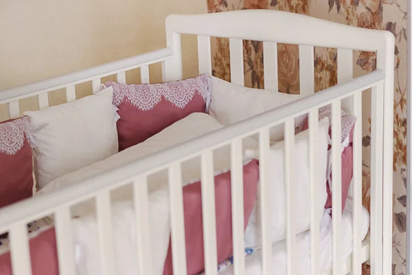 Berço de cama de bebê com branco e Borgonha — Fotografia de Stock