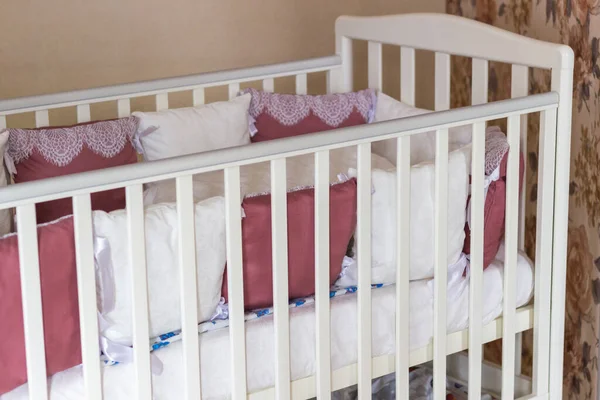 Cama Bebé Con Almohadas Color Blanco Borgoña Con Cordones Cuna —  Fotos de Stock