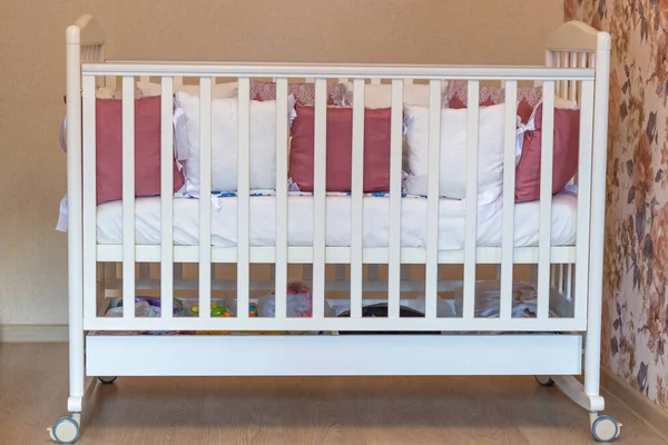 Beyaz Burgundy Renkli Bağcıklı Bebek Yatağı Yatak Odasında Pastel Sarısı — Stok fotoğraf