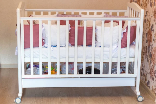 Cama Bebé Con Almohadas Color Blanco Borgoña Con Cordones Cuna — Foto de Stock