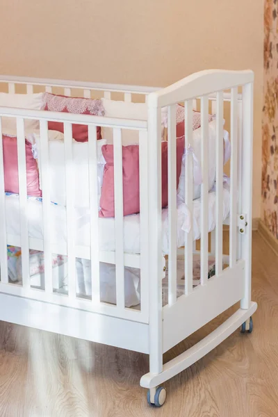 Cuna con cama de bebé blanca y borgoña —  Fotos de Stock