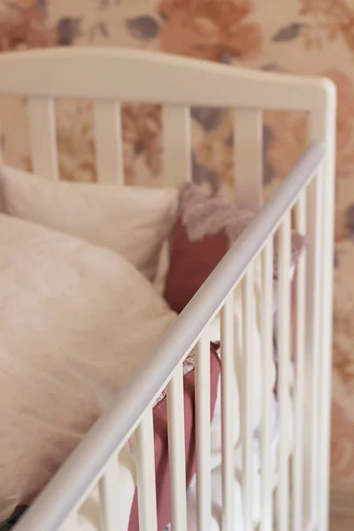 Cuna con cama de bebé blanca y borgoña — Foto de Stock