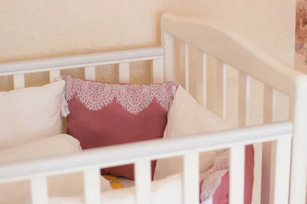 Cuna con cama de bebé blanca y borgoña — Foto de Stock