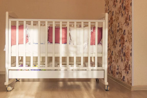 Дитяче Ліжко Білими Червоними Подушками Ліжко Колесах Спальні Пастельними Жовтими — стокове фото