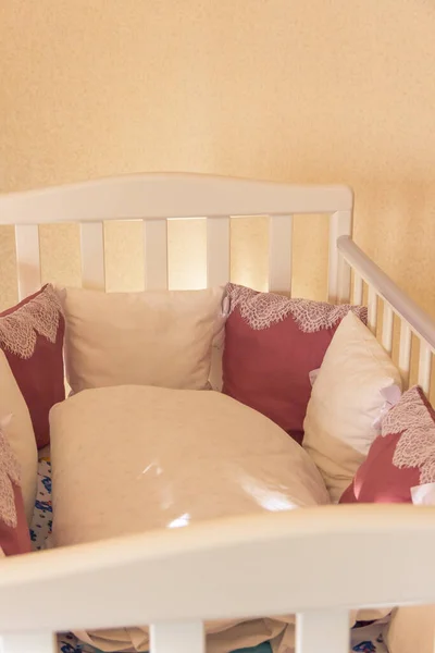 Cama Bebé Interior Con Almohadas Color Blanco Burdeos Con Cordones —  Fotos de Stock