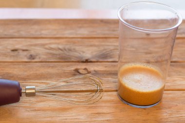 Dalgalı kahve, kremalı kahve, kahve köpüklü espresso. İçki tarifi. Karıştırıcı mutfak çırpıcısıyla köpük çırpma işlemi.