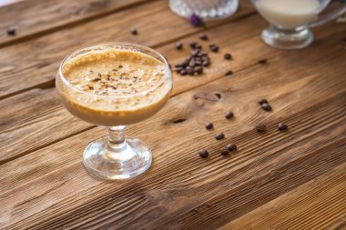 Dalgalı kahve, krem şantili kahve, latte köpüğü. İçki tarifi. Şeker kavanozu, kahve ve çiçeklerle hayat dolu. Şampanya kadehinde çikolata ve sütle hazırlanmış içecek.